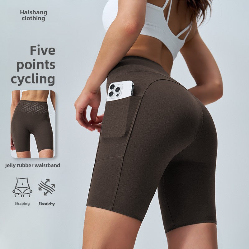 Wear thin yoga five-point shark pants as an outer layer